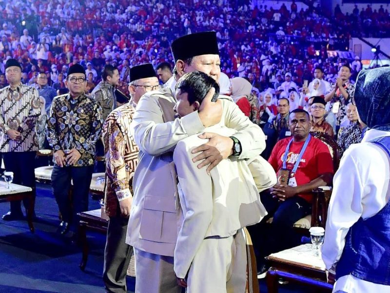 Momen Manis di Hari Guru 2025: Presiden Prabowo Rangkul Azzam di Atas Panggung