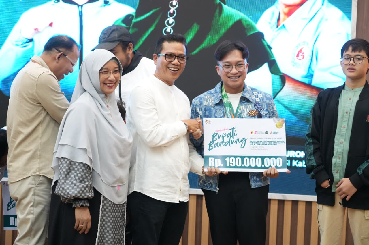 30 Atlet dan Pelatih Peraih Medali FORNAS Terima Kadeudeuh dari Bupati Bandung