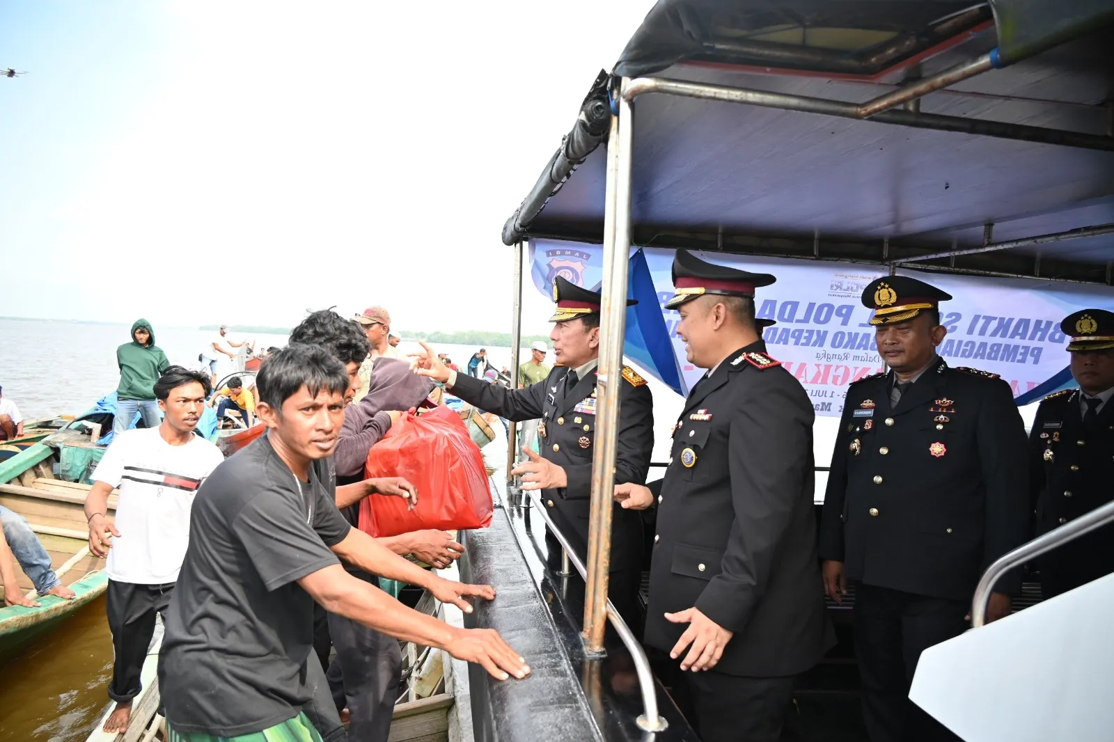 Hari Bhayangkara ke-80, Wakapolda Jambi Gelar Tabur Bunga dan Salurkan Bansos
