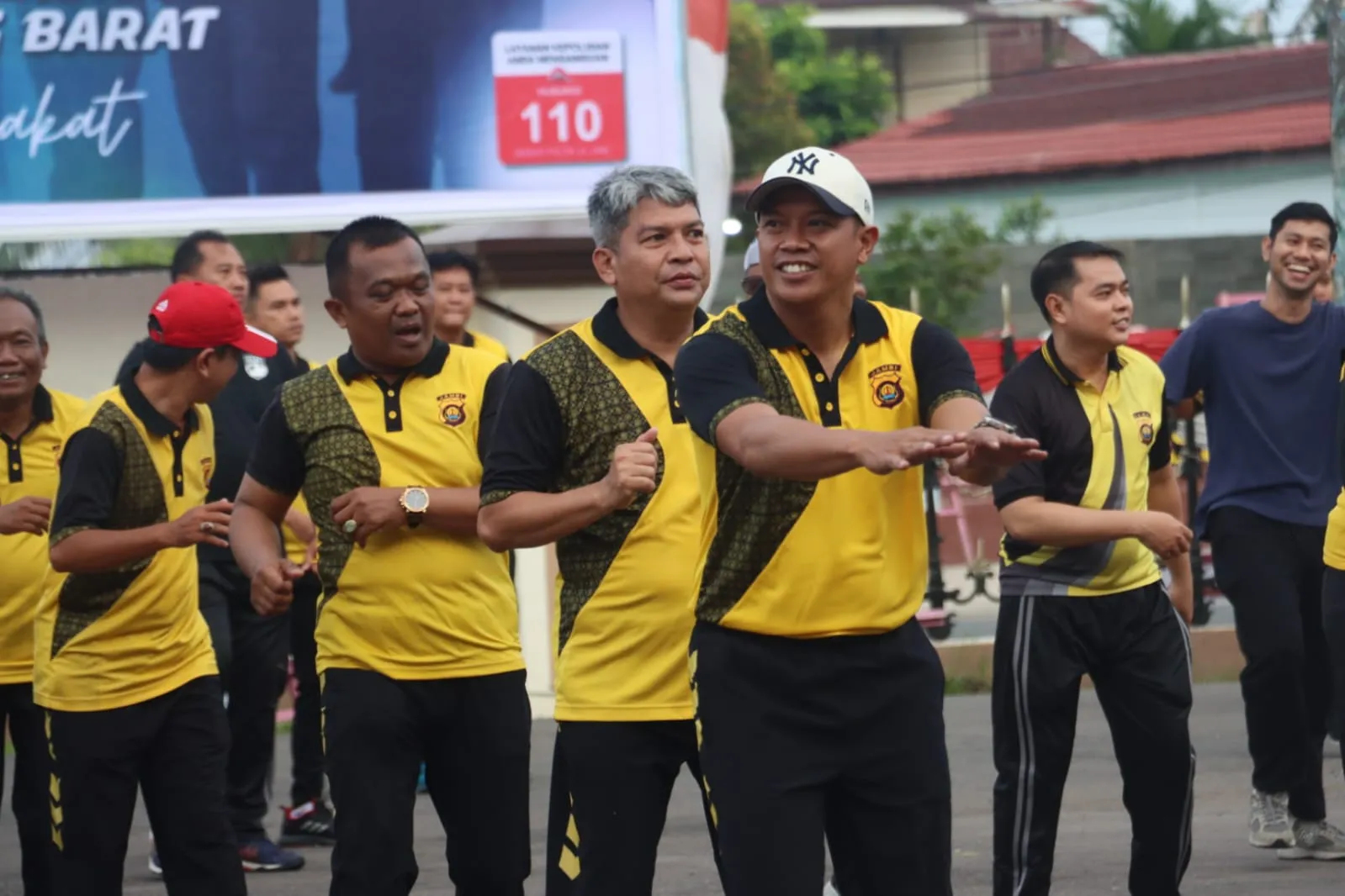 Olahraga Bersama Semarakkan Rangkaian Hari Bhayangkara ke-80, Polres Tanjab Barat Pererat Sinergitas TNI-Polri dan Forkopimda