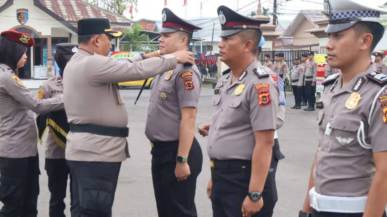 Kapolres Tanjab Barat Pimpin Upacara Kenaikan Pangkat 52 Personel Polri