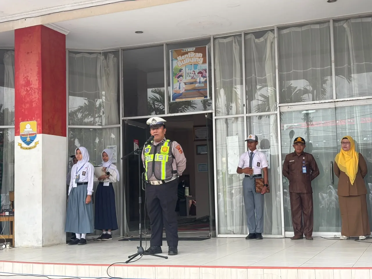 Unit Kamsel Satlantas Polres Tanjab Barat Edukasi Pelajar SMA Negeri 2 Tanjab Barat pada Apel MPLS, Tanamkan Budaya Tertib Berlalu Lintas