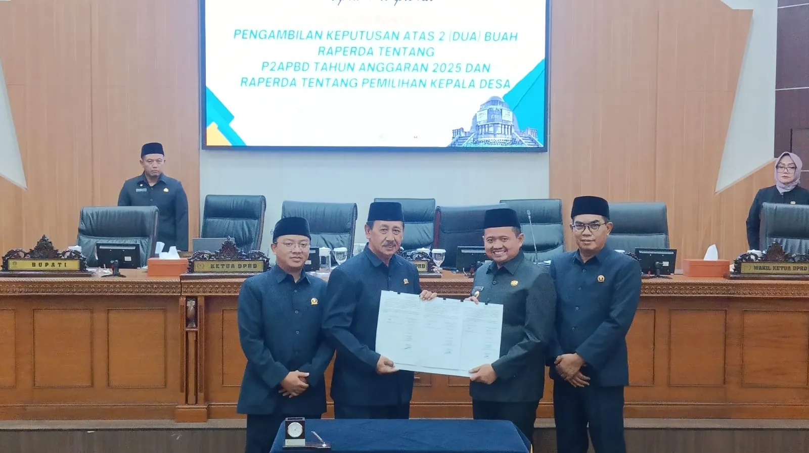 Rapat Paripurna DPRD Sumedang Setujui Raperda P2APBD 2025 serta Pemilihan Kepala Desa