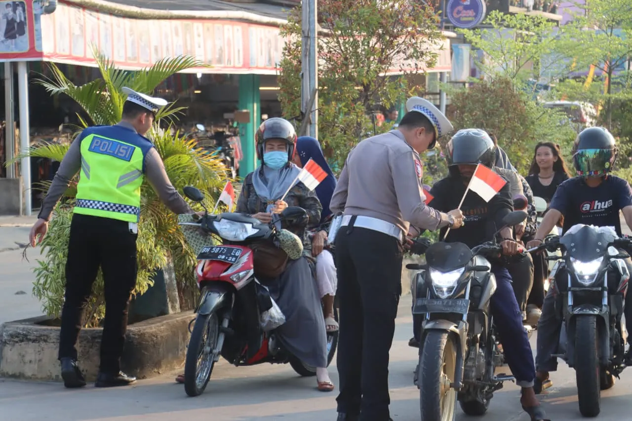 Polres Tanjab Barat Bagikan 300 Bendera Merah Putih kepada Pengguna Jalan Sambut HUT RI Ke-81