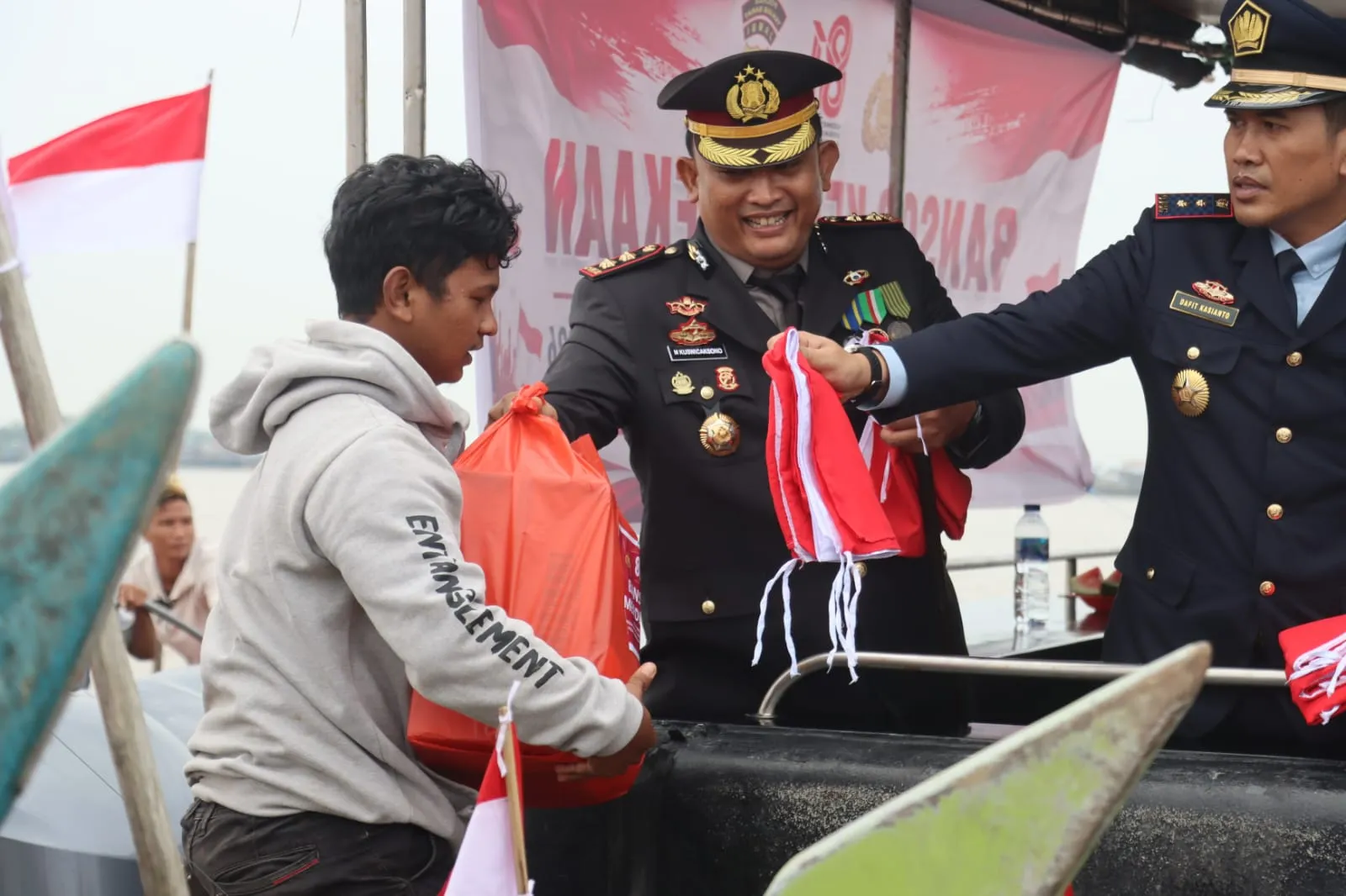 Polres Tanjab Barat Bagikan 100 Paket Sembako kepada Nelayan Pesisir Kuala Tungkal dalam Rangka HUT Kemerdekaan RI ke-81