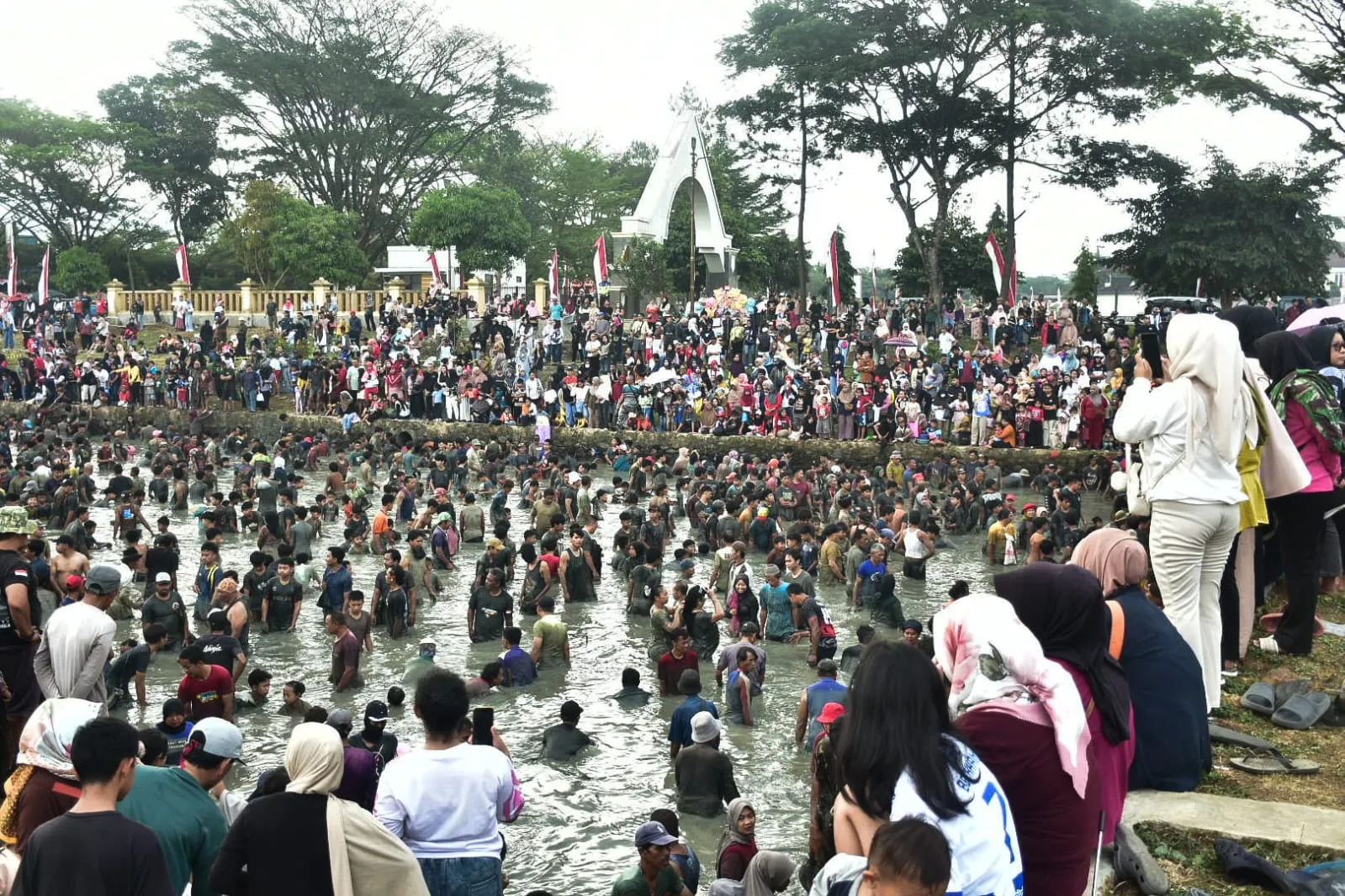 Seru! Ribuan Warga Sumedang Berebut 1,5 Ton Ikan di Kolam Al Kamil