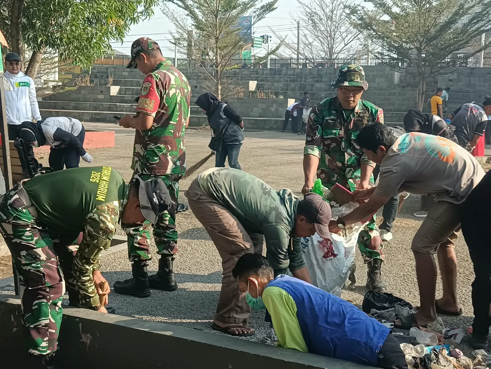 Satu Semangat, Forkopimcam Ciparay Gerak Bareng Bersihkan Sampah di Kawasan Alun-Alun