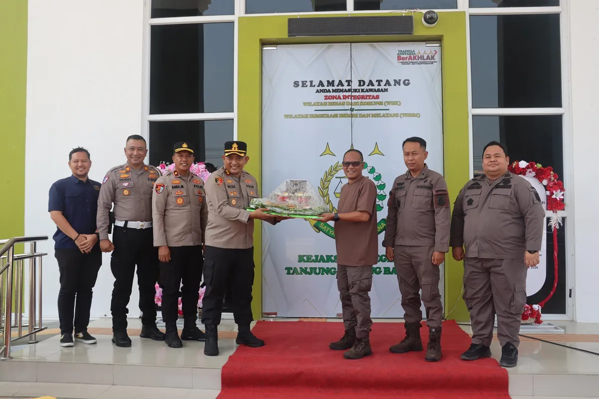 Kapolres Tanjab Barat Beri Kejutan Tumpeng, Perkuat Sinergitas dengan Kejari di Hari Lahir Kejaksaan RI ke-81