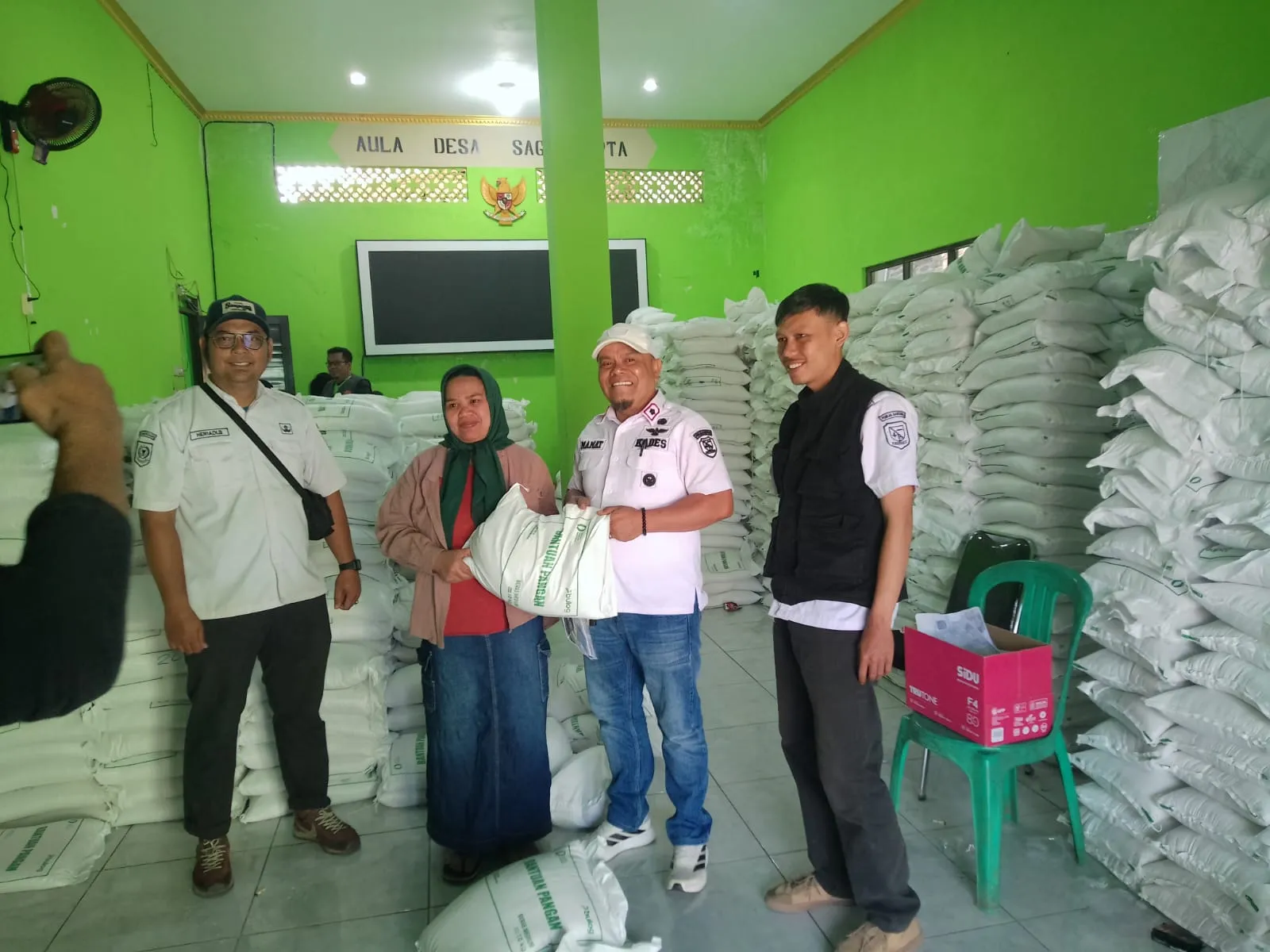 1.705 KPM di Desa Sagaracipta Terima Bantuan Beras 30 Kilogram