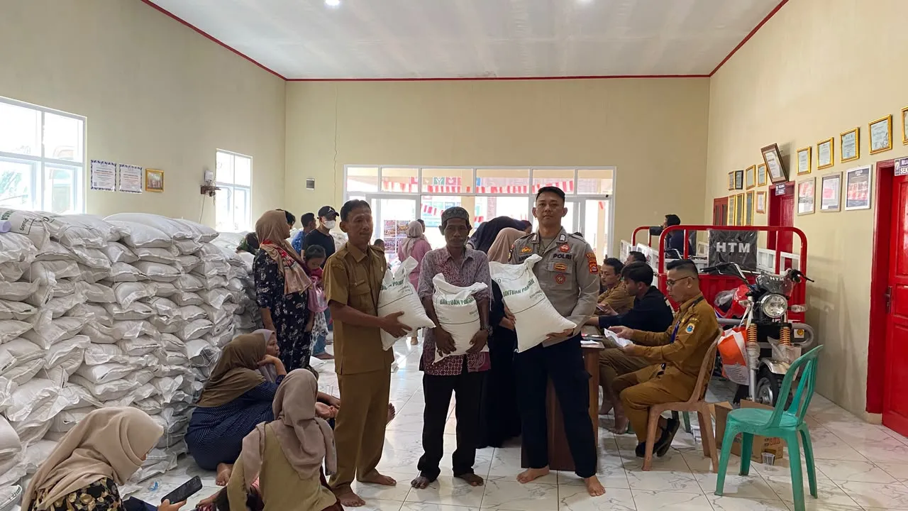 Polsek Leuwidamar Monitoring Pendistribusian Bantuan Pangan Bulog di Desa Bojongmenteng