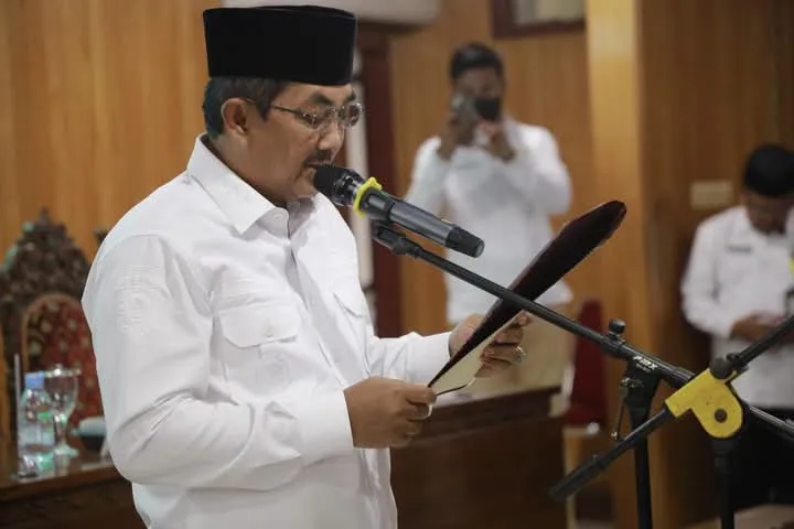 ‎Bupati Anwar Sadat Lantik Pimpinan BAZNAS Tanjab Barat Periode 2026–2031, Tekankan Optimalisasi Zakat untuk Kesejahteraan Umat