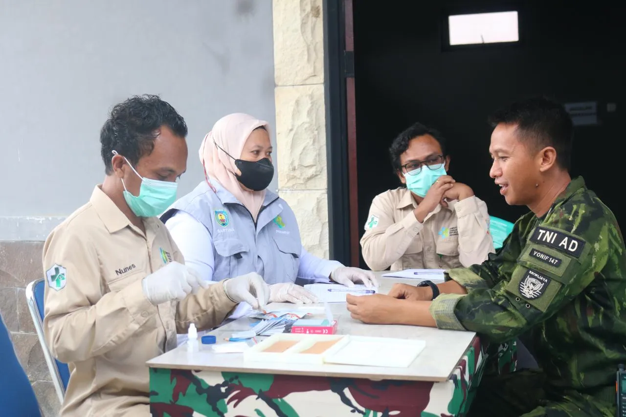 Jaga Kesehatan Prajurit, Puskesmas Meyado Gelar Skrining Malaria di Pos Kotis Satgas Yonif 147/KGJ
