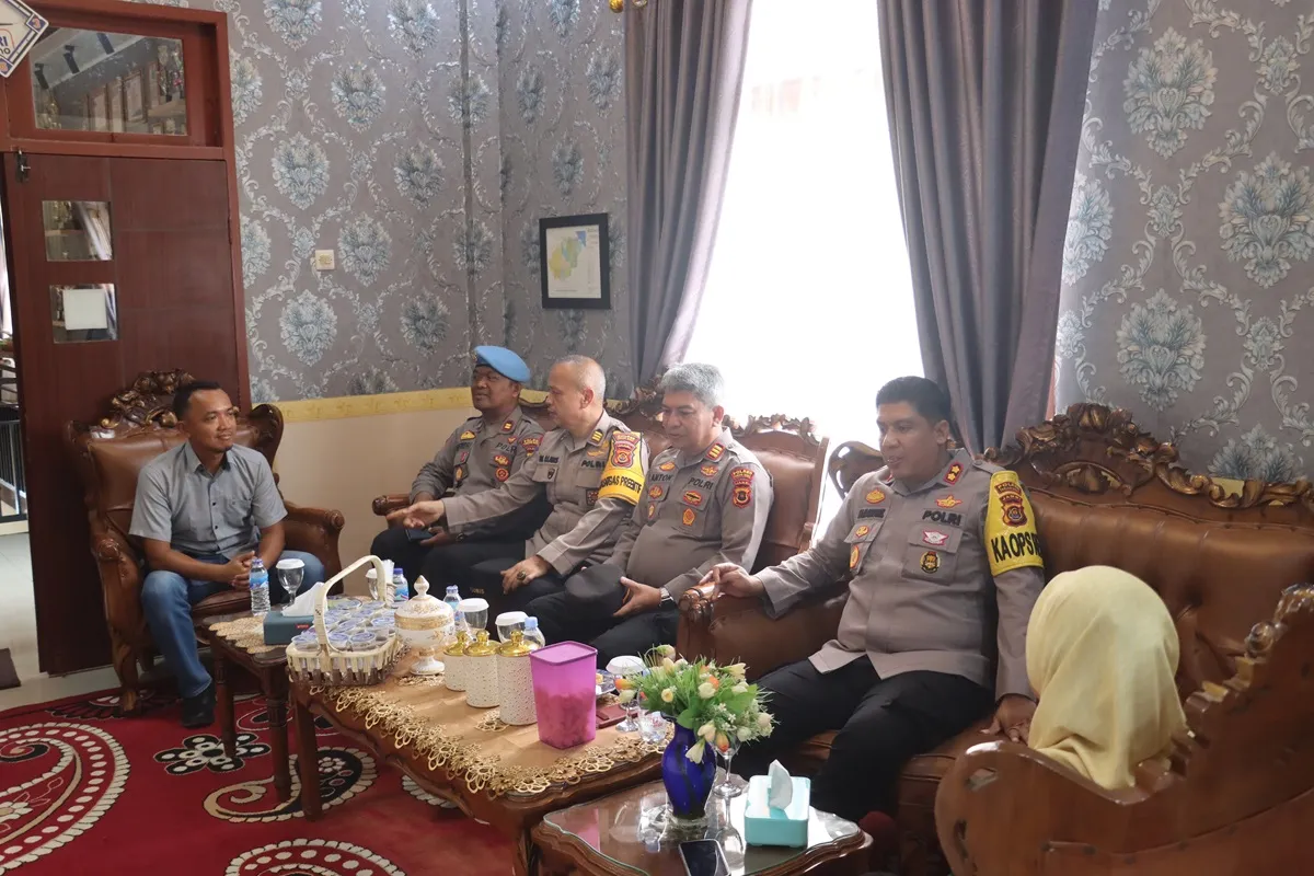 Kapolres Tanjab Barat Silaturahmi dengan Ketua Pengadilan Agama Kuala Tungkal, Bahas Pencegahan Konflik Rumah Tangga. 
