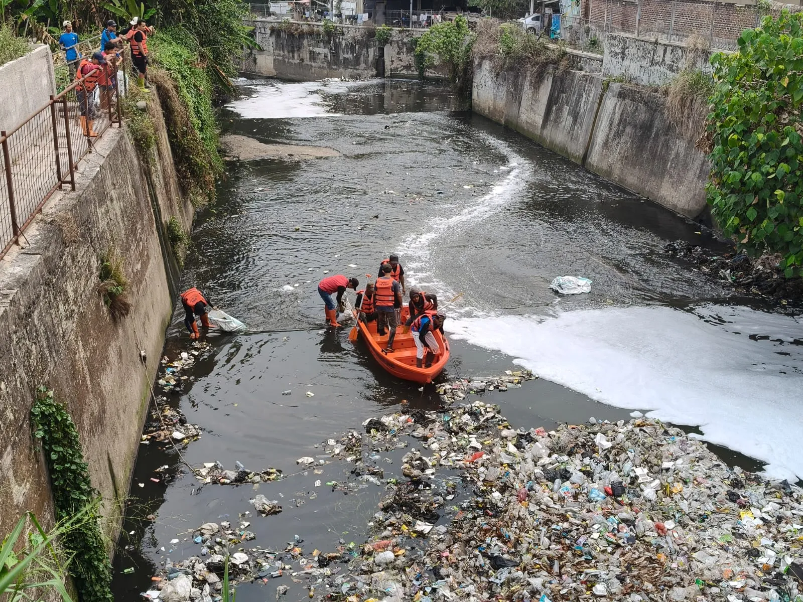 Warga Dayeuhkolot Marah, Sampah Kiriman dari Kota Bandung Menumpuk di Sungai Citepus Pasawahan