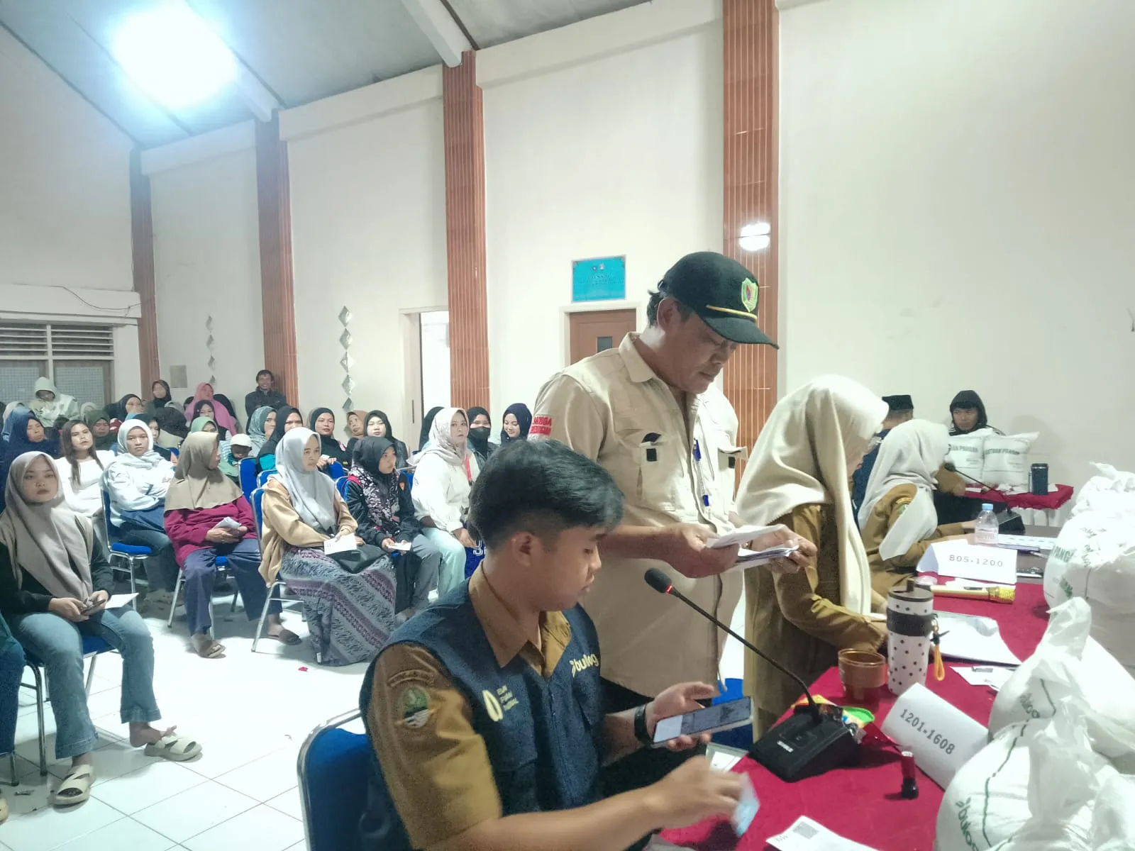 Pemdes Sukapura Salurkan Bantuan Pangan Beras Kepada 2000 KPM 