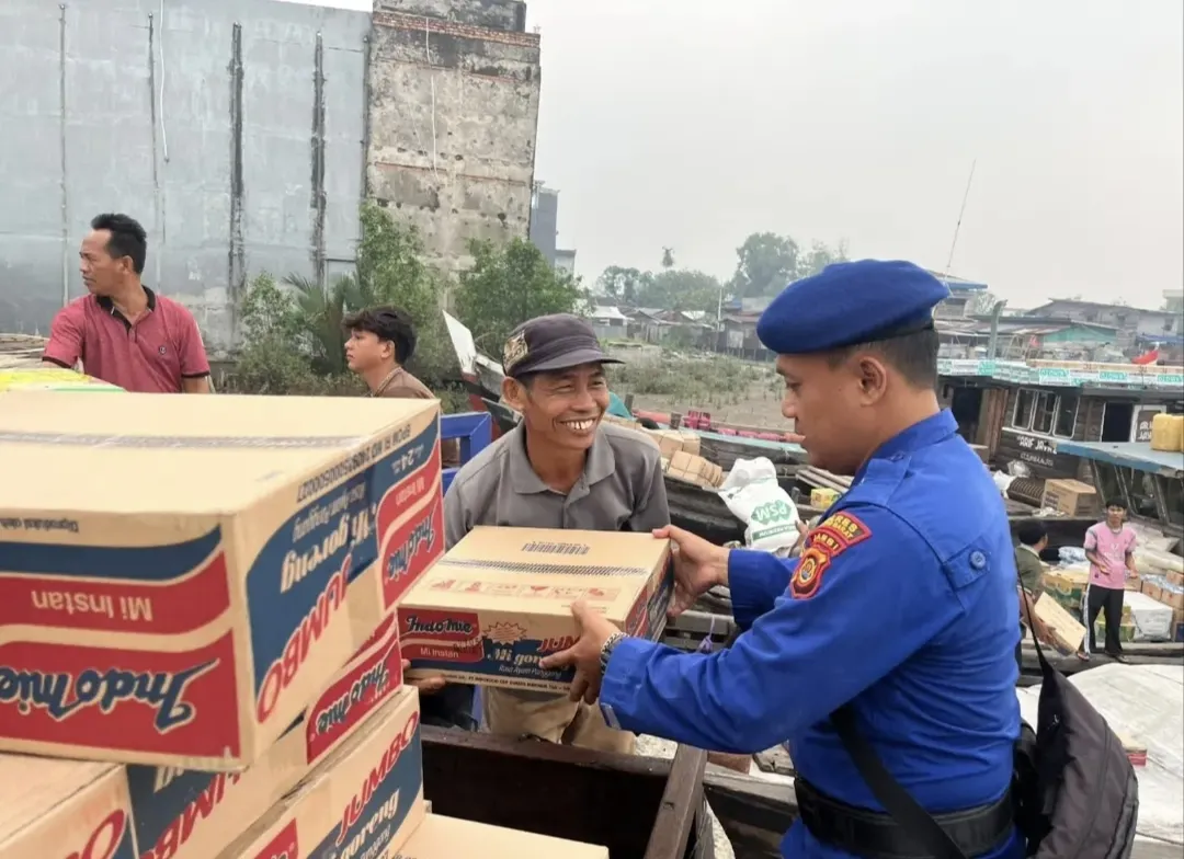 Polisi Humanis, Satpolairud Polres Tanjab Barat Bantu Aktivitas Masyarakat di Pelabuhan LLASDP Kuala Tungkal