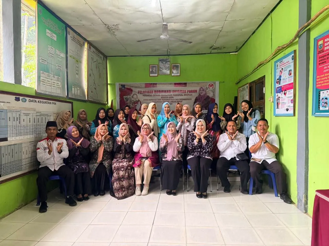 Buka Pelatihan Modifikasi Anyaman Purun, Ketua Dekranasda Tanjab Barat Dorong Peningkatan Ekonomi Keluarga