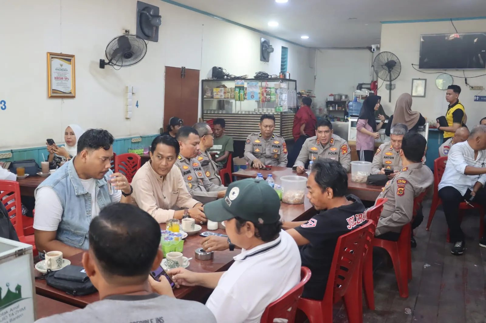 POLRES TANJAB BARAT GELAR JUMAT BERBAGI DI DEPAN TAMAN PKK, LANJUT NGOPI MORNING BERSAMA AWAK MEDIA