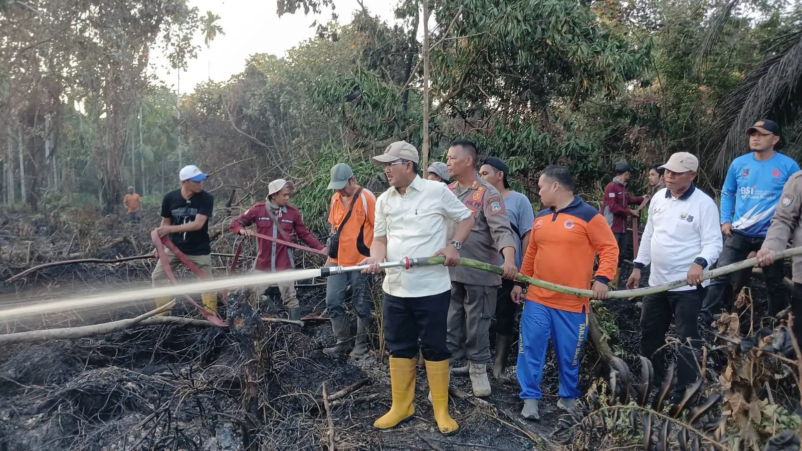 TANGGAP SIAGA DARURAT KARHUTLA, KEPALA BPBD TANJAB BARAT GERAK CEPAT LAKUKAN PEMADAMAN SESUAI REGULASI PEMERINTAH