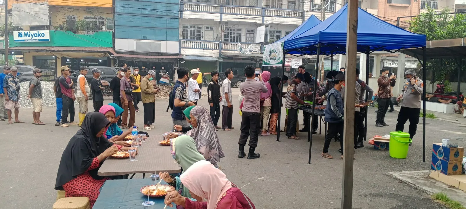 Akrab Bersama Rakyat, Kapolres Tanjab Barat Bersama Jajaran Gelar Jum'at Berbagi Makan Bersama Masyarakat di Halaman Terminal Kuala Tungkal