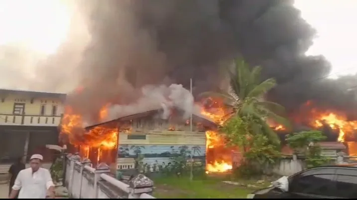Kebakaran Hebat Lalap 3 Rumah, Rumah Dinas Guru, dan Gedung SDLB 