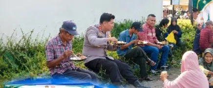 Jumat Berkah di Gedung Runtuh Jl. Patunas, Kapolres Tanjab Barat AKBP Ramadhanil Turun Langsung Berbagi Untuk Warga